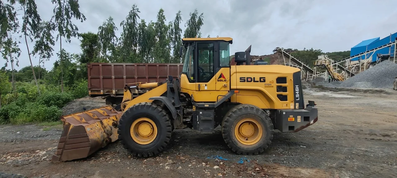 Stockpile handling — SDLG wheel loader